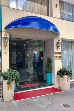 Σχετικά με εμάς | Ξενοδοχείο Triton - Είσοδος ξενοδοχείου